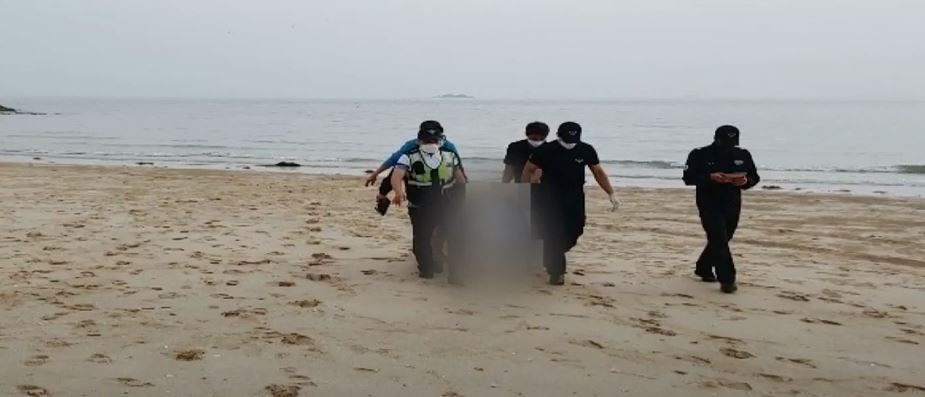 보령 해변에서 발견된 시신을 해경이 수습하는 모습. 기사 내용과 직접 관련 없음. 해경 제공