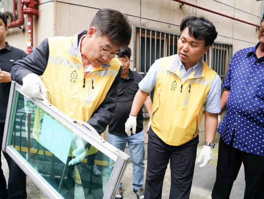 정문헌 종로구청장이 반지하 주택을 방문해 물막이판을 점검하고 있다.종로구청 제공