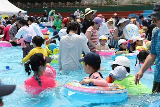 강북구 어린이 물놀이 행사에 참여한 아이들이 즐겁게 놀고 있다.강북구청 제공
