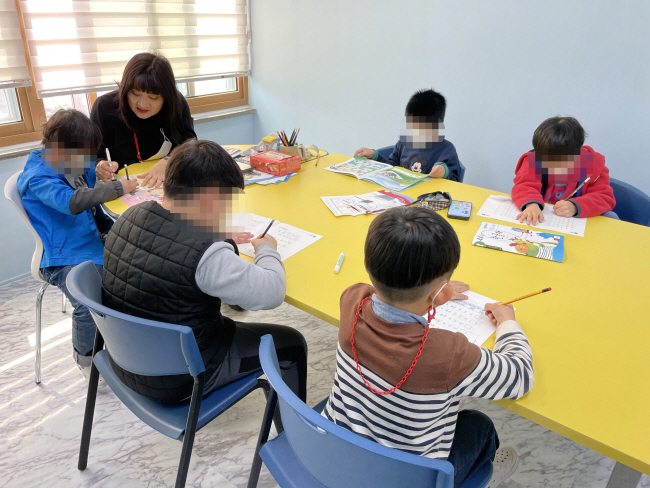 한 학습지도 전문가가 전북 전주시 완산구 전북종합사회복지관에서 ‘도담도담 자라는 아이들’ 프로그램에 참여한 아이들에게 개인별 인지 특성에 맞춰 맞춤 학습을 진행하고 있다. 초록우산 제공