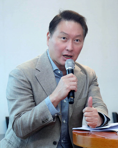 최태원 SK그룹 회장(대한상공회의소 회장)이 지난 19일 제주 서귀포에서 열린 ‘대한상의 제주포럼’ 기자 간담회에서 기자들의 질문에 답하고 있다. 대한상의 제공