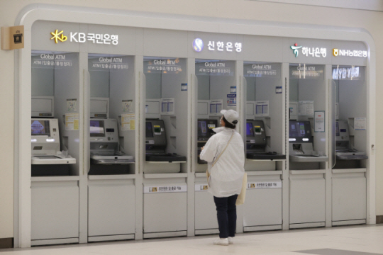 서울 시내 한 은행 ATM 코너 앞에 한 고객이 서 있다. 연합뉴스