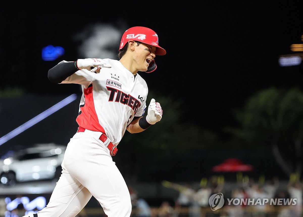 (광주=연합뉴스) 23일 광주기아챔피언스필드에서 열린 프로야구 NC 다이노스와 KIA 타이거즈의 경기. KIA 김도영이 6회말 1사 1루에서 좌측 담장을 넘기는 투런홈런으로 사이클링 히트를 기록하며 기뻐하고 있다. 2024.7.23
