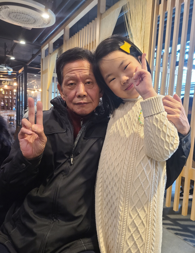 2022년 1월 나와 함께 포즈를 취한 손녀 서현.