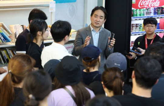 류화현 위메프 대표이사가 25일 새벽 서울 강남구 위메프 본사에서 정산 지연 사태로 상품을 환불받으려는 고객들을 응대하고 있다. 연합뉴스