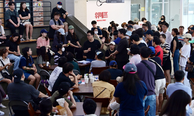 25일 오전 서울 강남구 위메프 본사에서 온라인 결제 취소가 막히자 환불을 받기 위해 찾아온 수백여 명의 소비자들이 위메프 관계자로부터 환불 절차에 대한 설명을 듣고 있다. 문호남 기자