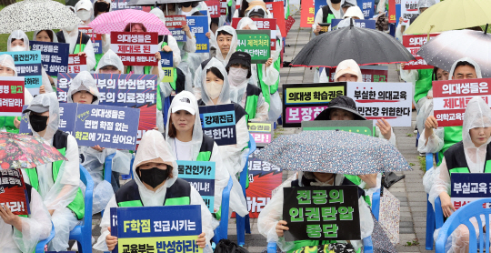 전국 의대생 학부모연합이 23일 세종시 어진동 정부세종청사 교육부 앞에서 2025년 의대증원 백지화를 촉구하고 있다. 뉴시스