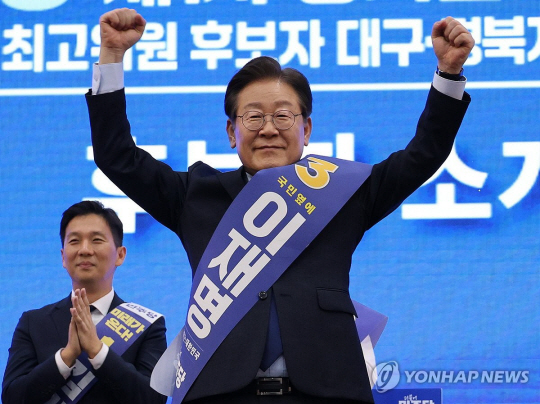 이재명 더불어민주당 당 대표 후보가 지난 21일 대구 북구 엑스코에서 열린 당 대표·최고위원 후보자 합동연설회에서 주먹을 쥐고 있다. <연합뉴스>