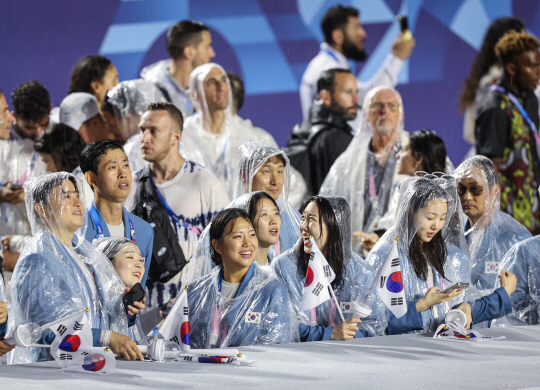 2024 파리올림픽 개회식이 열린 26일(현지시간) 프랑스 파리 센강을 따라 선상행진을 마친 대한민국 선수들이 트로카데로광장에 설치된 개회식장에 들어서고 있다. 올림픽사진공동취재단