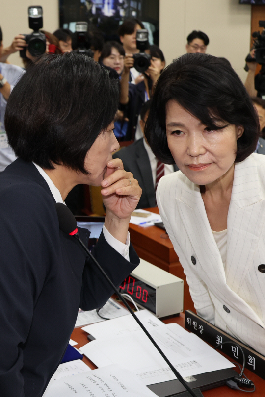 더불어민주당 소속 최민희 과학기술정보방송통신위원장이 지난 24일 국회 과방위 인사청문회에서 이진숙 방통위원장 후보자에게 "저와 싸우려 하시면 안 된다"며 귀엣말을 하고 있다. 연합뉴스