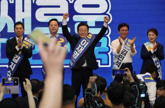 이재명 더불어민주당 당대표 후보가 28일 충남 공주 충남교통연수원에서 열린 더불어민주당 당대표 및 최고위원 선출을 위한 합동연설회에서 당원들을 향해 인사하고 있다. 뉴시스