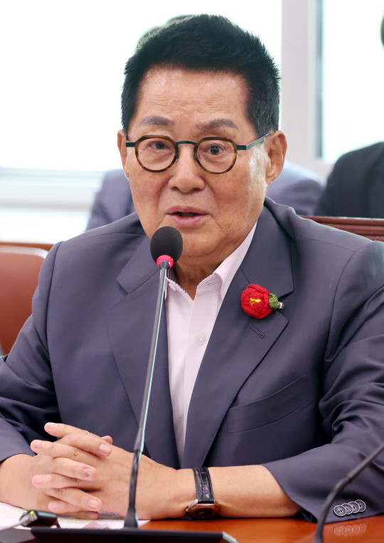 박지원 더불어민주당 의원이 지난달 12일 오후 서울 영등포구 국회의사당에서 열린 법제사법위원회 첫 전체회의에서 발언하고 있다. 뉴시스