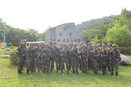 육군동원전력사령부 예하 52동원지원단 비상근예비군 21명이 예비군 창설 후 처음으로 최근 강원 인제 과학화전투훈련에 참가해 훈련장 앞에서 파이팅을 외치고 있다. 국방일보