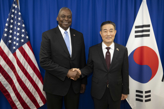 신원식(오른쪽) 국방부 장관과 로이드 오스틴 미 국방장관이 28일 오전 일본 도쿄(東京) 방위청에서 한미 국방장관회담을 갖고 기념촬영하고 있다. 국방부 제공