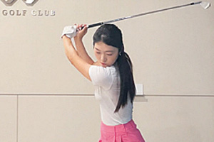 하프스윙때 왼쪽 어깨가 스탠스 중앙까지 오게해야[이현지의 꿀팁레슨]