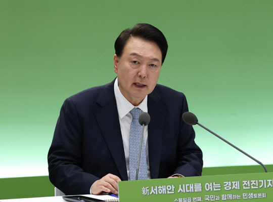 윤석열 대통령이 18일 전북 정읍시 JB그룹 아우름캠퍼스에서 ‘신 서해안 시대를 여는 경제 전진기지, 전북’을 주제로 열린 스물일곱 번째 ‘국민과 함께하는 민생토론회’에서 발언하고 있다. 대통령실통신사진기자단