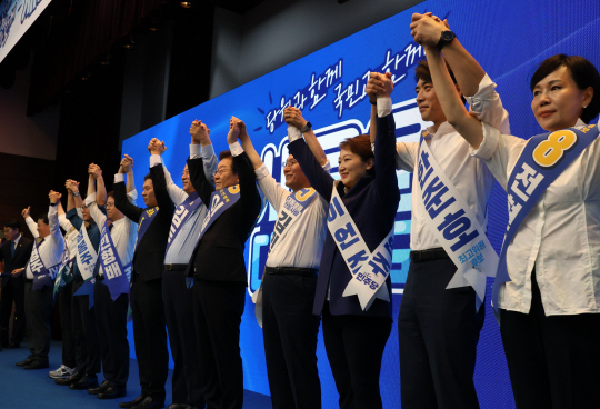 28일 충남 공주 충남교통연수원에서 열린 더불어민주당 당대표·최고위원 후보자 합동연설회에서 후보들이 인사를 하고 있다. 연합뉴스