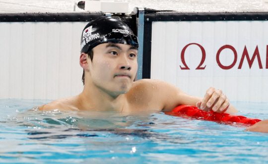 황선우가 29일 프랑스 파리 라데팡스 수영장에서 열린 2024 파리올림픽 수영 남자 자유형 200m 준결승을 마친 뒤 기록을 확인하고 있다. 뉴시스