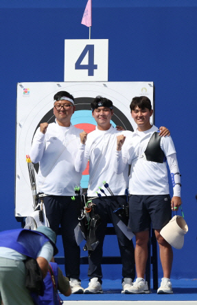 양궁 남자대표팀의 김우진(왼쪽부터), 이우석, 김제덕이 지난 26일 2024 파리올림픽 랭킹라운드를 마친 뒤 포즈를 취하고 있다. 올림픽사진공동취재단