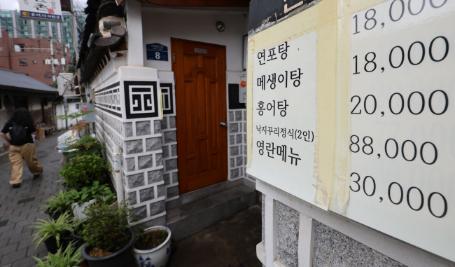 국민권익위원회가 청탁금지법상 식사비 한도를 3만 원에서 5만 원으로 상향하는 내용의 시행령 개정안을 지난 22일 의결한 가운데 최근 서울의 한 음식점 앞에 메뉴 가격표가 붙어 있다.  뉴시스