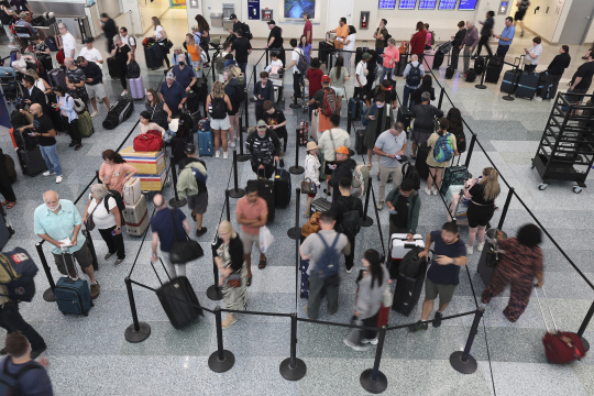 지난 19일 IT 대란으로 항공기 운항이 중단되자 미국 미네아폴리스 세인트폴 국제공항에 여행객들이 운항 재개를 기다리며 줄을 서있다. AP 연합뉴스