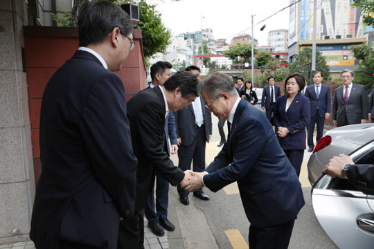 문재인 대통령과 김정숙 여사가 지난 2019년 6월 16일 오후  고 이희호 여사의 유족을 위로하기 위해 동교동 사저를 찾아 고인의 차남인 김홍업 전 의원과 악수하고 있다. 청와대 제공