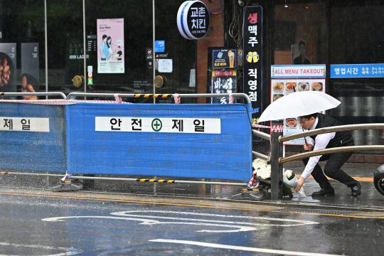 지난 1일 밤 차량 역주행으로 인해 시민 9명이 사망한 가운데 2일 오전 서울 중구 시청역 인근 사고 현장을 찾은 한 시민이 헌화하고 있다. 백동현 기자