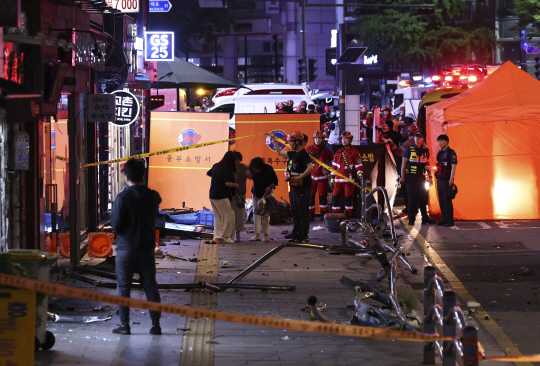1일 오후 서울 중구 시청역 교차로에 대형 교통사고가 발생해 출동한 119구급대와 경찰 등이 사고 현장을 수습하고 있다. 뉴시스
