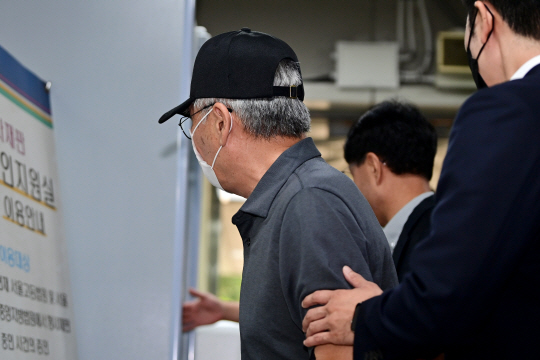 16명의 사상자를 낸 서울 시청역 역주행 사고 차량 운전자가 30일 오전 구속 전 피의자 심문(영장실질심사)을 받기 위해 서울 서초구 서울중앙지방법원으로 출석하고 있다. 문호남 기자