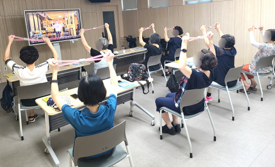 서울 영등포구에서 ‘가가호호 기억친구’에 참여하고 있는 어르신들이 치매 예방을 위한 체조를 배우고 있다.   영등포구청 제공