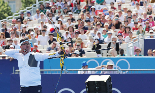 남자 양궁대표팀의 김우진이 29일 밤(한국시간) 프랑스 파리 레쟁발리드에서 열린 파리 올림픽 양궁 남자 단체전 준결승 중국과의 경기에서 활을 쏘고 있다.뉴시스