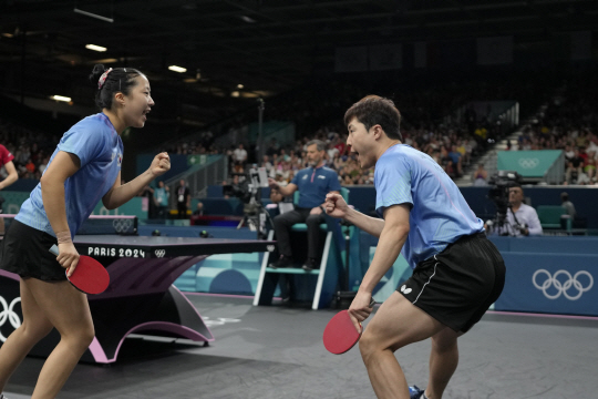 신유빈(왼쪽)과 임종훈 조.AP뉴시스