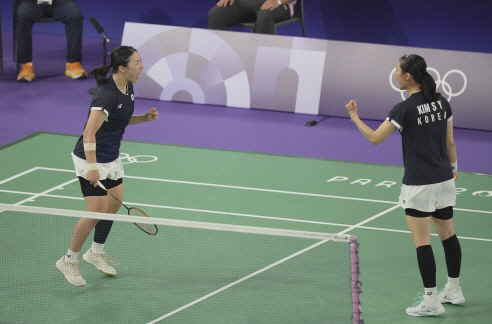 김소영-공희용 조가 29일(한국시각) 프랑스 파리의 포르트드 라샤펠 경기장에서 열린 2024 파리올림픽 배드민턴 여자복식 조별 예선 2차전에서 세티야나 마파사-앤절라 위 조(호주)를 꺾은 뒤 환호하고 있다. AP 뉴시스