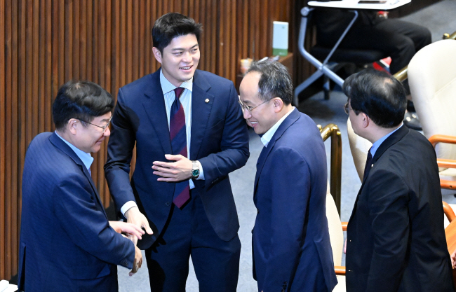 30일 오전 국회 본회의장에서 추경호(오른쪽 두 번째) 국민의힘 원내대표가 무제한 토론 최장 발언 기록(13시간 12분)을 새로 쓴 김용태(〃 세 번째) 의원을 격려하고 있다. 곽성호 기자