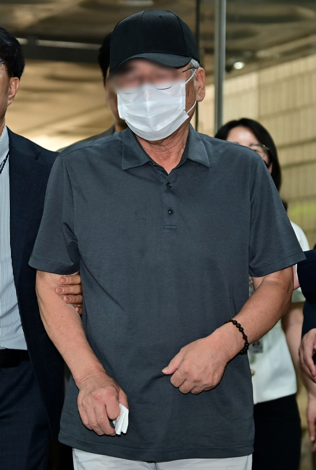 16명의 사상자를 낸 서울 시청역 역주행 사고 차량 운전자 차모(68) 씨가 30일 오전 영장실질심사를 받기 위해 서울중앙지법으로 출석하고 있다. 문호남 기자