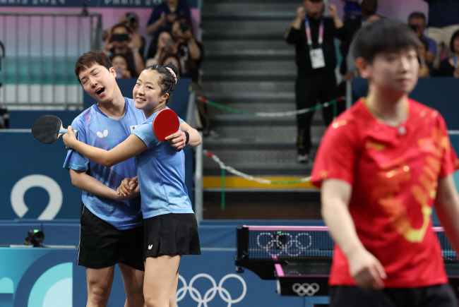 임종훈(왼쪽)과 신유빈이 30일 프랑스 파리의 사우스 파리 아레나 4에서 열린 2024 파리올림픽 탁구 혼합복식 4강전에서 패한 뒤 포옹하며 아쉬움을 달래고 있다.  올림픽사진공동취재단