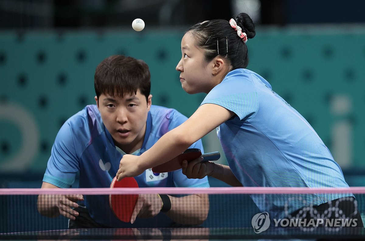 (파리=연합뉴스)  27일(현지시간) 프랑스 파리 사우스 파리 아레나4에서 열린 2024 파리올림픽 탁구 혼합복식 16강전에서 한국 임종훈-신유빈이 독일 당치우-니나 미텔함 조를 상대하고 있다. 2024.7.28