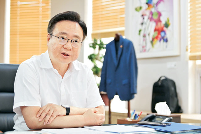 조규홍 보건복지부 장관이 지난 22일 정부세종청사 집무실에서 국민연금 개혁에 대한 정책적 의지와 방향성 등을 설명하고 있다. 문호남 기자