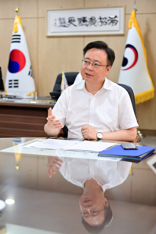 조규홍 보건복지부 장관이 지난 22일 정부세종청사 집무실에서 의대 증원을 비롯한 의료 개혁의 당위성, 지역 의료를 되살리기 위한 해법 등을 설명하고 있다. 문호남 기자