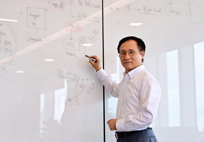 남기천 우리투자증권 대표 내정자가 지난 26일 서울 영등포구 여의도 TP타워 집무실에서 내부 회의를 주재하고 있다.  문호남 기자