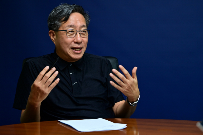 전하진 SDX재단 이사장은 “인공지능(AI) 시대에 인간은 ‘사유하는 자’로서 존재할 것”이라며 “기후 위기 등에 대응하려면 의식 수준을 업그레이드해야 한다”고 강조했다. 문호남 기자