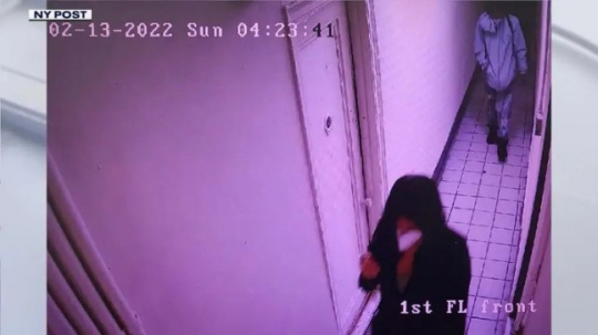 범인 아사마드 내시(27)가 범행 직전 피해자 크리스티나 유나 리(살해 당시 35세)를 따라가는 모습. 폭스뉴스