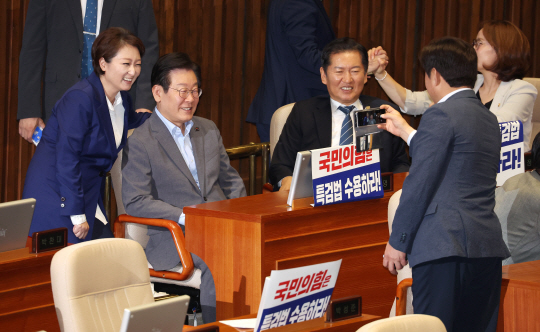 이재명 전 더불어민주당 대표가 지난 26일 국회 본회의장에서 동료의원들과 기념 촬영을 하고 있다. 연합뉴스