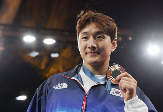 이준환이 31일 오전(한국시간) 프랑스 파리의 샹드마르스 경기장에서 열린 2024 파리올림픽 유도 남자 81㎏급 시상식에서 동메달을 든 채 포즈를 취하고 있다. 뉴시스