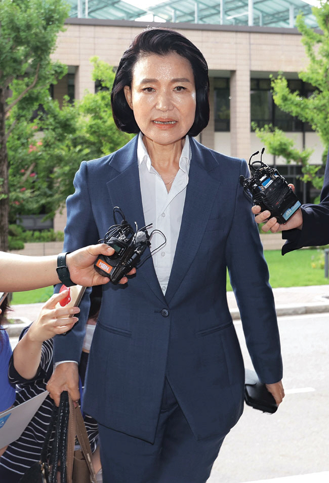 이진숙 신임 방송통신위원장이 31일 오전 정부과천청사 내 방통위 건물로 출근하며 취재진 질문에 답하고 있다.  연합뉴스