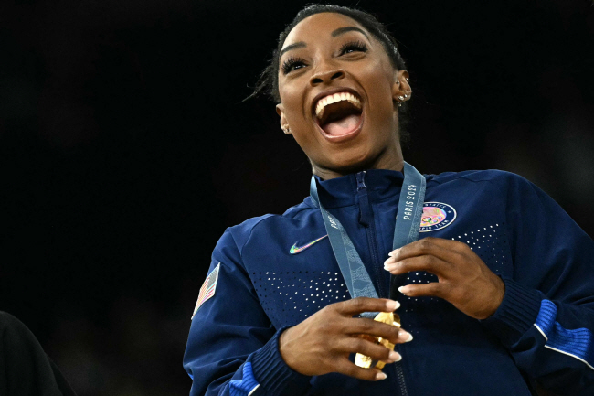 미국의 시몬 바일스가 31일 열린 파리올림픽 기계체조 여자 단체전에서 우승한 뒤 활짝 웃고 있다.  AFP 연합뉴스