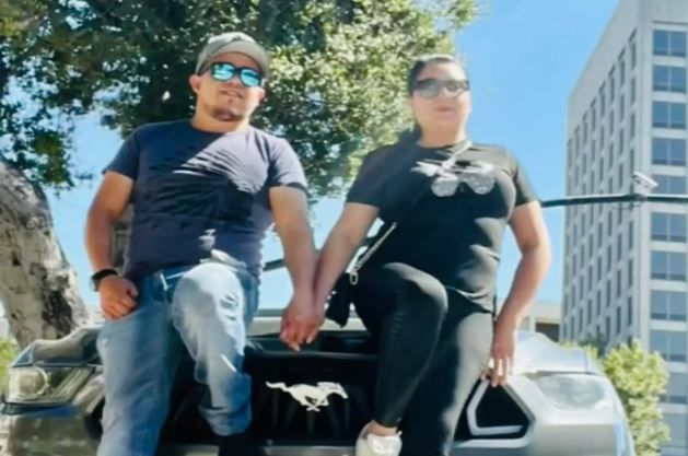 [서울=뉴시스] 미국 캘리포니아주 해변에서 한 커플이 기념 사진을 촬영하다가 파도에 휩쓸려 숨지는 사고가 발생했다. (사진= 뉴욕포스트 캡처)