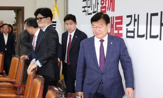 정점식 국민의힘 정책위의장(오른쪽)이 1일 오전 국회에서 열린 최고위원회의에 입장하고 있다. 연합뉴스
