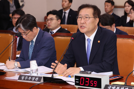 박성재 법무부 장관이 지난달 31일 오후 국회에서 열린 법제사법위원회 전체회의에서 질의에 답하고 있다. 연합뉴스
