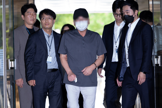9명의 사망자를 낸 서울 시청역 역주행 사고 가해 차량 운전자 차 모 씨가 구속 전 피의자 심문(영장실질심사)을 받기 위해 30일 오전 서초구 서울중앙지법으로 들어서고 있다. 연합뉴스